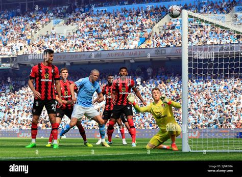 Erling Haaland De Manchester City Observa C Mo La Pelota Golpea El