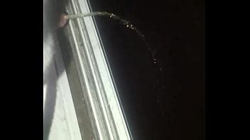 Orinando Por Mi Ventana XVIDEOS