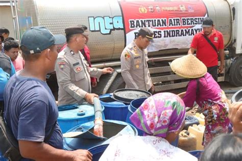 Polisi Di Indramayu Salurkan Bantuan Air Bersih Ke Desa Pringgacala