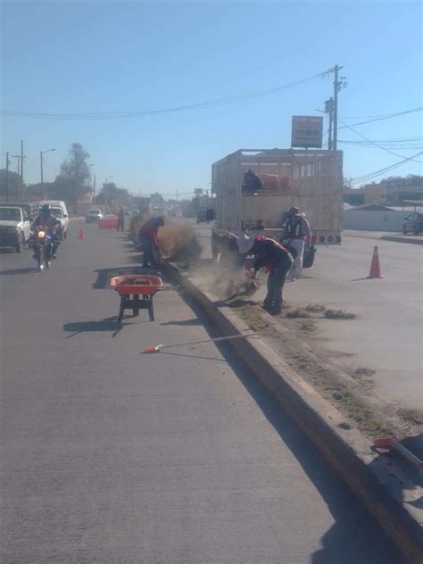 Jornada de trabajo en camellón carretera federal Puebla Tehuacán a la