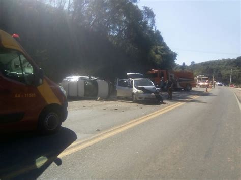 Acidente entre carros na Rodovia dos Minérios na Região de Curitiba