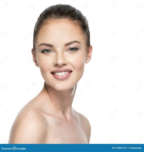 Retrato De La Mujer Sonriente Joven Hermosa Con La Cara De La Belleza