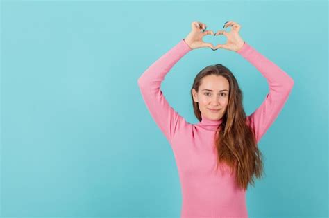 Une Fille Blonde Souriante Montre Un Geste Cardiaque En Se Tenant La Main Au Dessus De La T Te