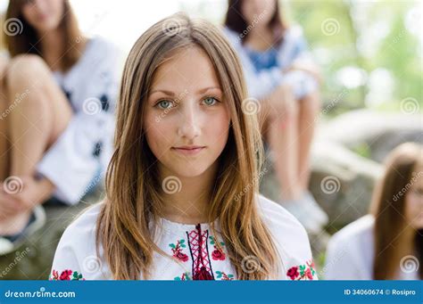 户外美丽的女孩画象 库存照片 图片 包括有 欧洲 女孩 刺绣 人力 女性 绿色 乡下 华美 34060674