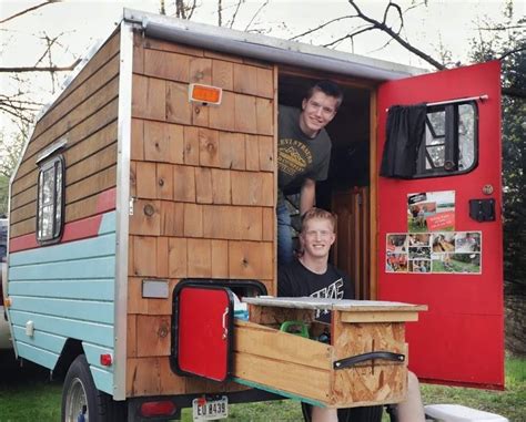 Un Gar On De Ans A Construit Une Petite Maison Avec Seulement