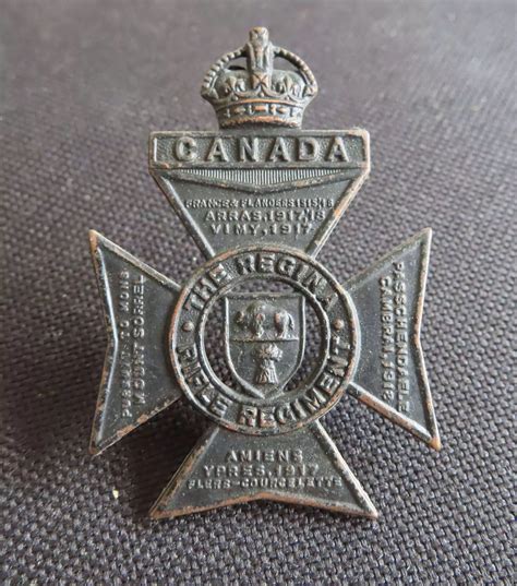 Canada The Regina Rifle Regiment Cap Badge In Helmet And Cap Badges