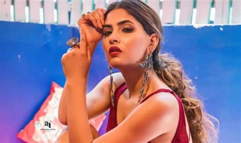 Pyaar Ka Punchnama Actress Karishma Sharma Looks Hot And Sexy In Pink Backless Gown Check