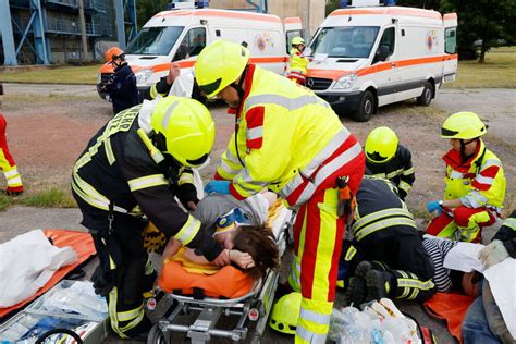 Freiwillige Feuerwehren üben Großeinsatz am Heizkraftwerk Antenne Sachsen