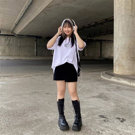 Để ý mới thấy các hot girl tạp hoá trên Instagram đều chụp ảnh theo công thức