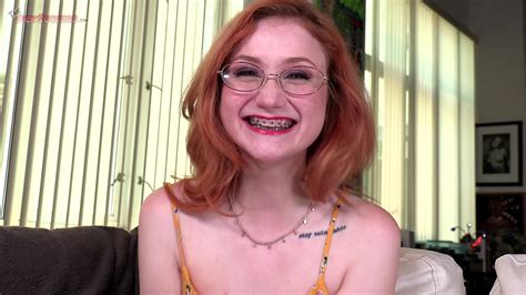 Regardez Les Bretelles Alors Que La Jolie Fille Rousse Scarlet Skies Suce Une Bite XVIDEOS