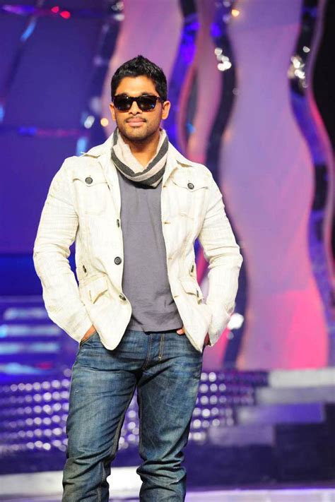 Allu Arjun at Cinemaa Awards 2011 ~ Movie Master Effect