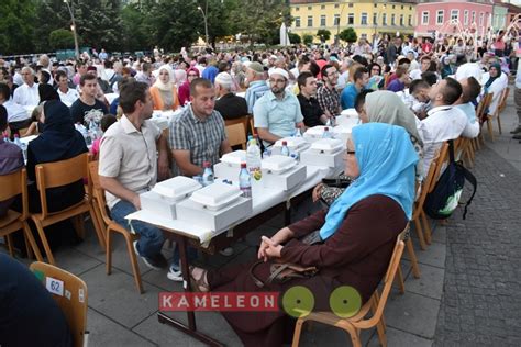 FOTO 1 500 sugrađana iftarilo na Trgu slobode u Tuzli Kameleon M M