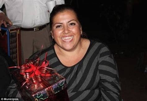 Mexican Crime Reporter S Half Naked Bound Body Found By Side Of Road Photos Hintsloaded