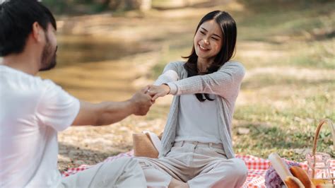 Tanda Pria Yang Cintanya Sangat Besar Padamu Relationship Fimela