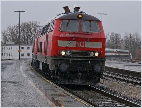 Die V 218 498-4 und 420-8 erreichen mit dem EC 194 Kempten im Allgäu ...