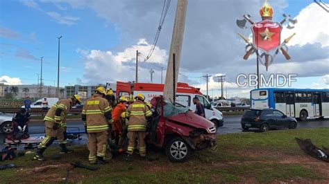 Taguatinga Homem Bate Carro Em Poste E Fica Preso Nas Ferragens