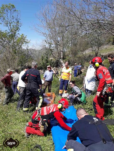 Una Mujer Resulta Herida Al Volcar El Tractor En El Que Circulaba En