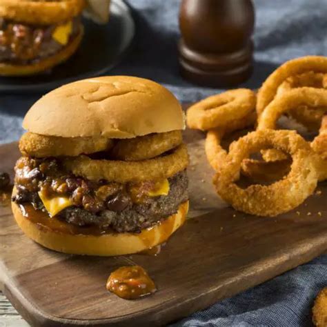 Hamburger Met Crispy Onion Rings En Barbecuesaus Burgerbites