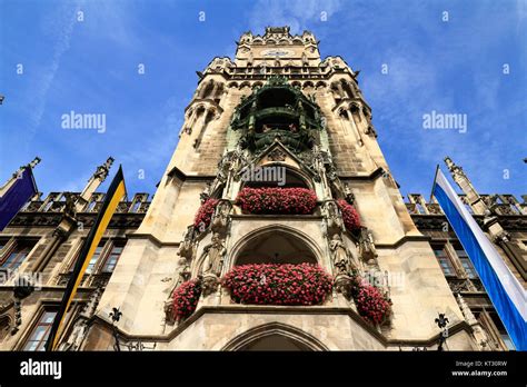 new town hall (rathaus) in marienplatz Stock Photo - Alamy