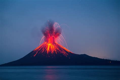 Eruzione Di Alto Livello Al Vulcano Bagana Papua Nuova Guinea Colonna