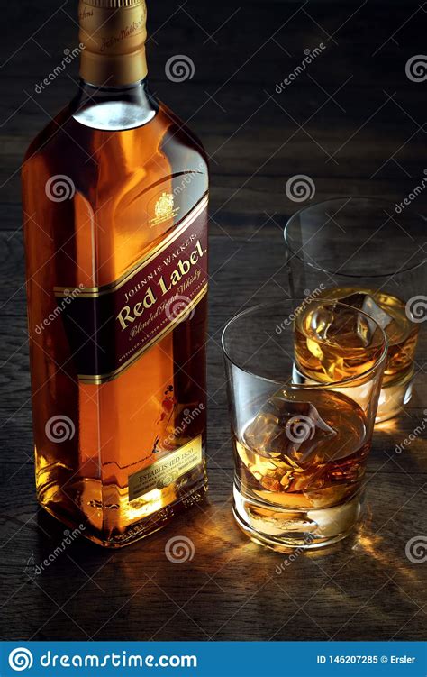 Johnnie Walker Red Label Misturou O U Sque Isolado No Fundo Da Cor