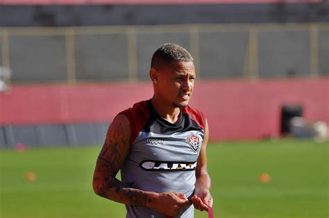 Inter oficializa contratação de Neílton por empréstimo de uma temporada