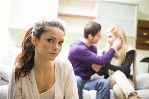 Adela Vă Sfătuiește în Sex și Iubire Soțul Meu Profită De Boala Mamei Lui Ca Să Se întâlnească