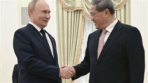 Vladímir Putin se reúne con el premier chino Li Qian en Moscú y elogia