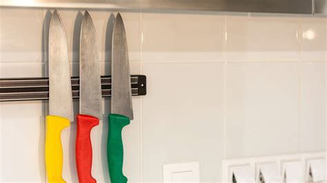 Why You Should Put A Magnetic Knife Strip Under Your Kitchen Cabinets