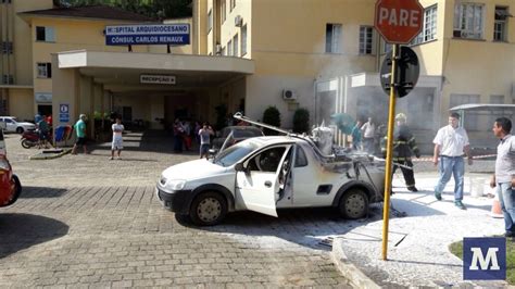 Carro Pega Fogo Em Frente Ao Hospital Azambuja