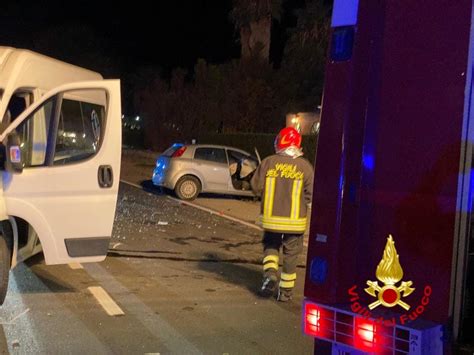 Incidente Stradale Sulla Ss A Poggio Pudano Crotone Coinvolte Auto