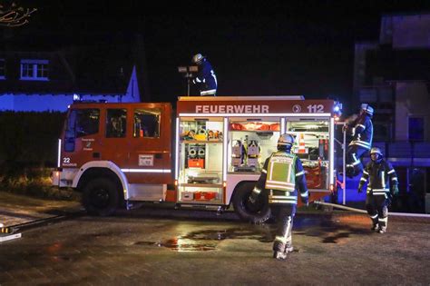 M Lltonnenbrand Greift Auf Dachstuhl Feuerwehr Kann Schlimmeres