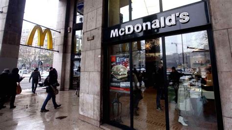 Il prossimo 6 dicembre chiuderà lo storico McDonald s di piazza San Babila