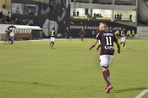 Hygor celebra gol da vitória da Ferroviária sobre o Botafogo SP não é