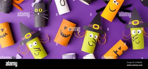 Halloween y concepto de decoración monstruos de papel higiénico tubo