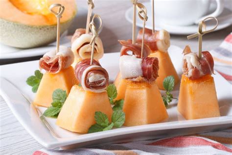 Apéritif Italien Melon Avec Du Jambon Sur Des Brochettes Horizontales