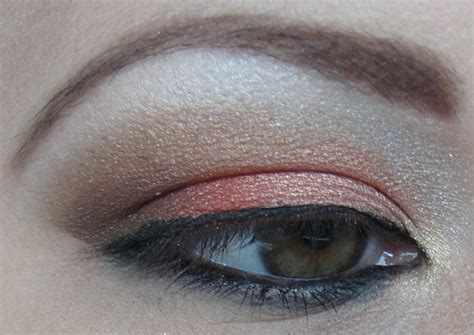 Tudo Que As Mulheres Amam Make Quase Nude Usando A Sombra Vermelha