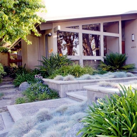 Creating a beautiful garden at the entrance - garden design in the ...