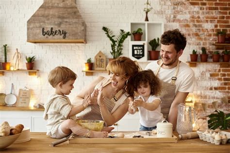 Familia Feliz Cocinando En La Cocina Foto Premium