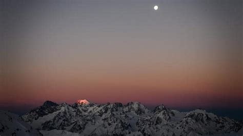 A Scramble For Aid In Mozambique And Light Over Mont Blanc Photos Of