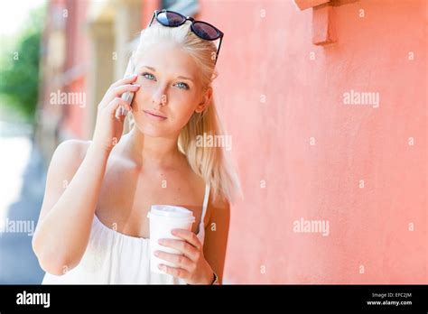 Junge blonde Mädchen telefonieren im freien Stockfotografie Alamy
