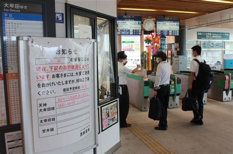 西鉄天神大牟田線の柳川－大牟田間が運行見合わせとなり、再開の見通しなどを尋ねる利用客＝5日午前8時20分すぎ、柳川市の西鉄柳川駅（撮影・室中