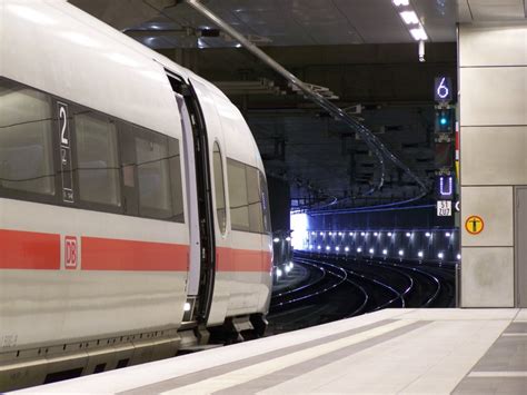 Ein Ice T Im Bahnhof Berlin Hbf Tief Kurz Vor Der Abfahrt Der Zug