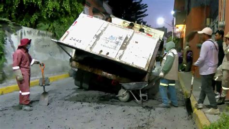 ¡solo En México Camión Que Tapaba Baches Cae En Uno N