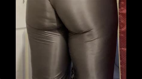 让我的 Booty 脸颊在我的 Silver 瑜伽裤里拍手 Pornhub Gay