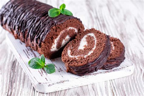 Gâteau roulé au chocolat et mascarpone moelleux et savoureux