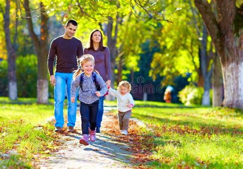 Familia Feliz En Parque Imagen De Archivo Imagen De Paternidad 11089603