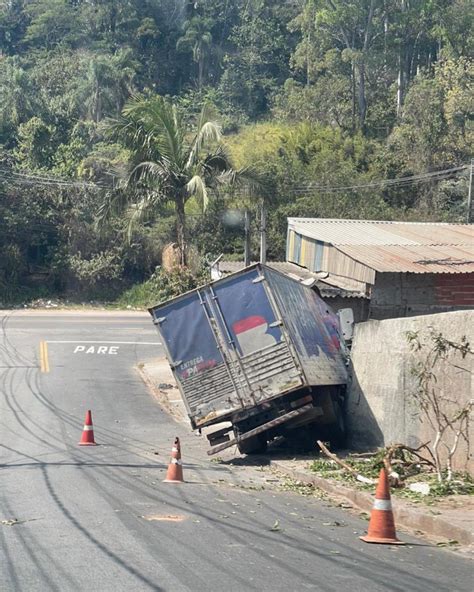 Caminhão desce rua e atinge muro de casa em Várzea Paulista Sorocaba