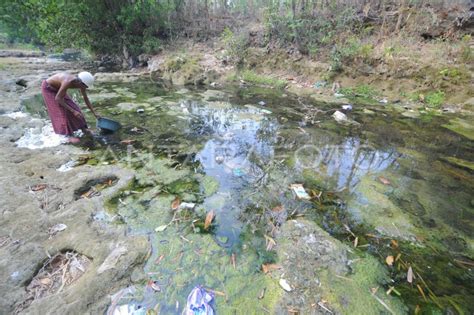 Kesulitan Air Bersih Antara Foto