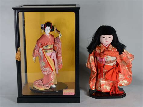 Boneca Com Rosto De Porcelana - Duas peças, sendo: boneca japonesa com redoma e boneca com rosto de ...